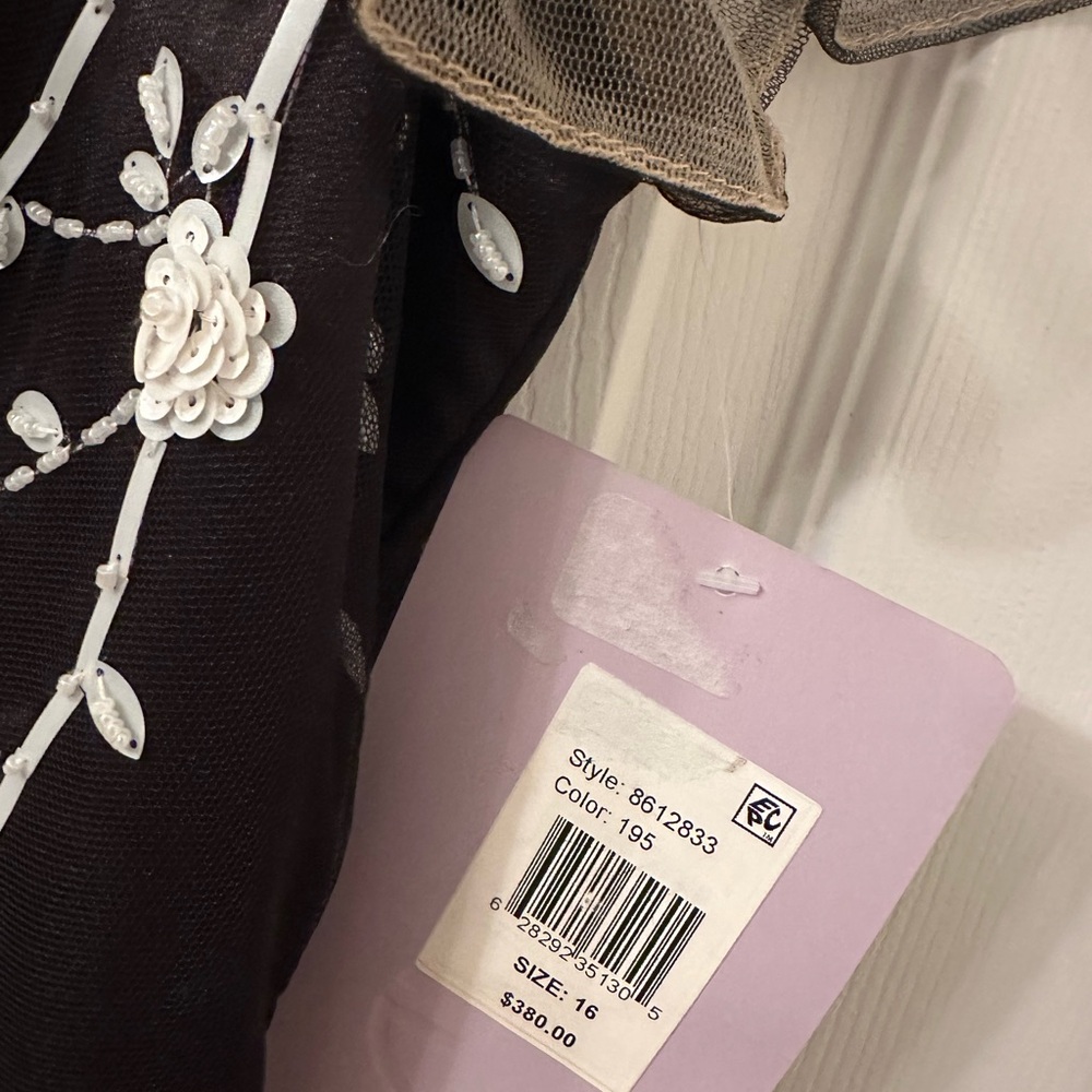Elegant JS Collections Black and White Floral Gown size 16- brand new - Picture 4 of 7